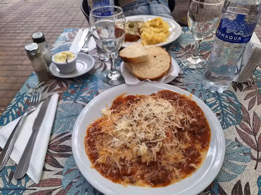 El Kano Rest&oacute; Caf&eacute;