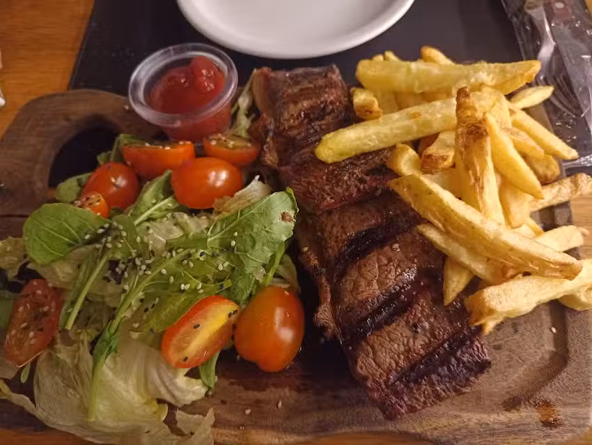 Glot&oacute;n ʙᴀʀ ᴅᴇ ᴄᴀʀɴᴇꜱ G&uuml;emes