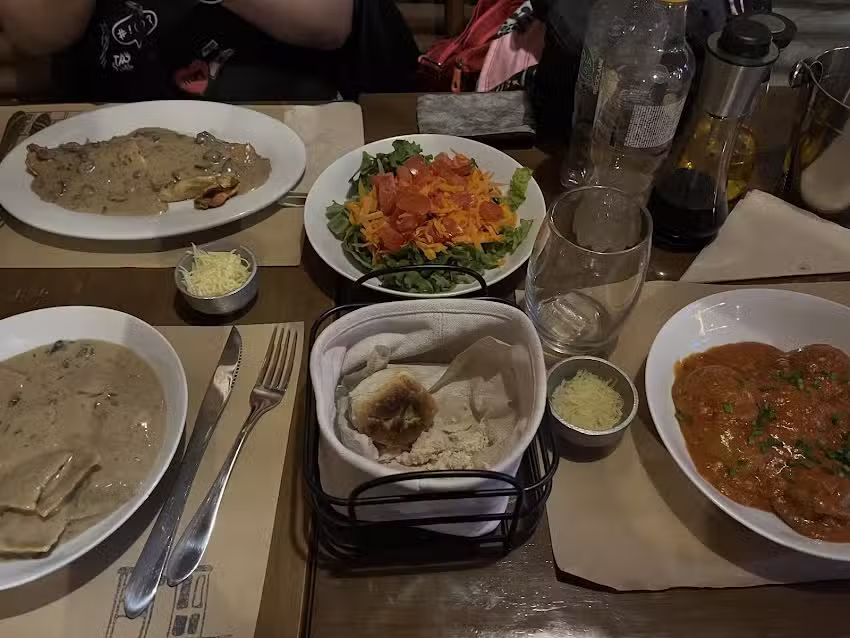 La Escuela Restobar Caf&eacute;