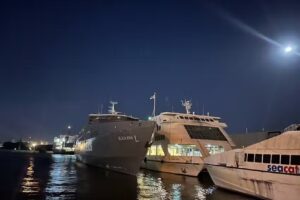 Malec&oacute;n Lounge Bar