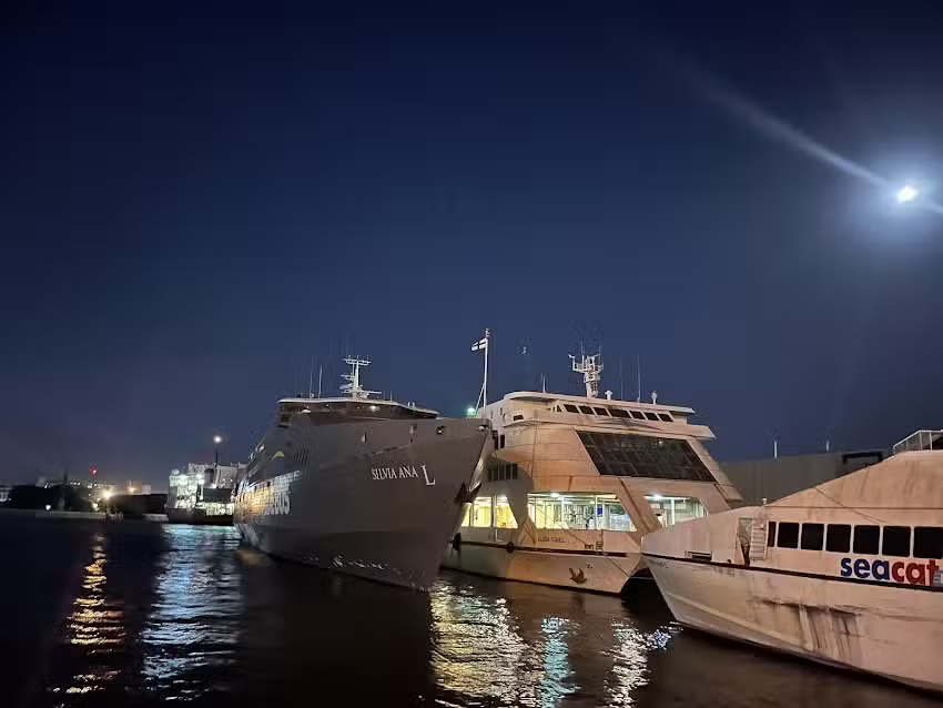 Malec&oacute;n Lounge Bar