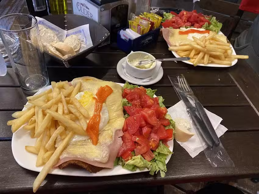 Older caf&eacute; y rest&oacute;