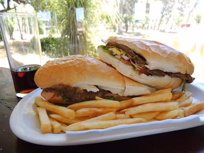 Sumaq S&aacute;ndwiches y Empanadas fritas